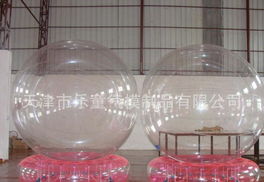 探索水上与陆地游乐新体验 从水上步行球到充气儿童城堡的产业分析